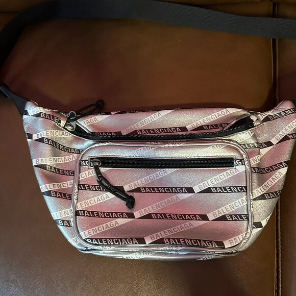 Balenciaga Leather Belt Bag Featuring the Iconic Logo - Picture 1 of 8